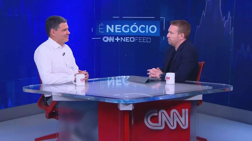 duas pessoas em uma entrevista